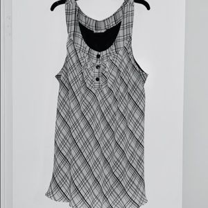 Sleeveless monochrome top - cute button accents